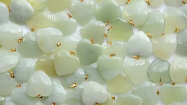 Petits cœurs en jade beurre en forme d'anneau tournent autour — Video