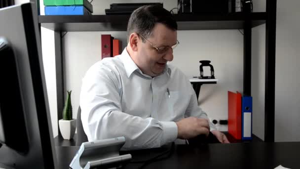 Businessman measures blood pressure at workplace — Stock Video