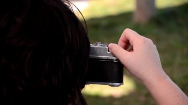 Headshot kadının eski fotoğraf makinesi ile fotoğraf çekimi