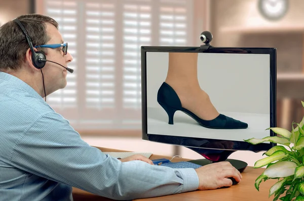 Telemedicine orthopedist observes hygroma growth on monitor — Stock Photo, Image