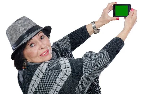 携帯電話を持つ古い女性を旅行 — ストック写真
