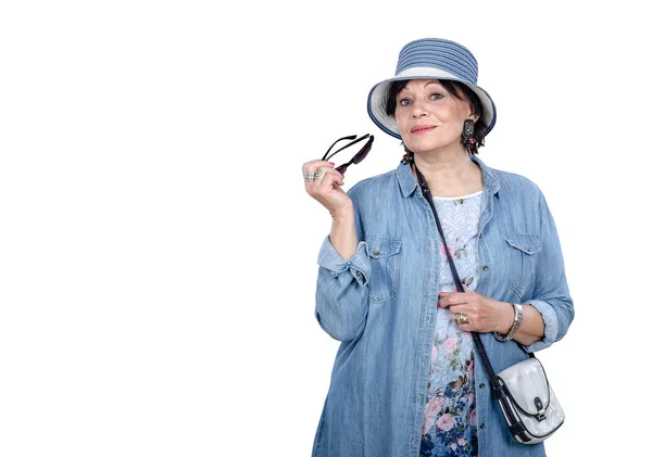 Bejaarde vrouw in denim vacht poseren op witte achtergrond — Stockfoto