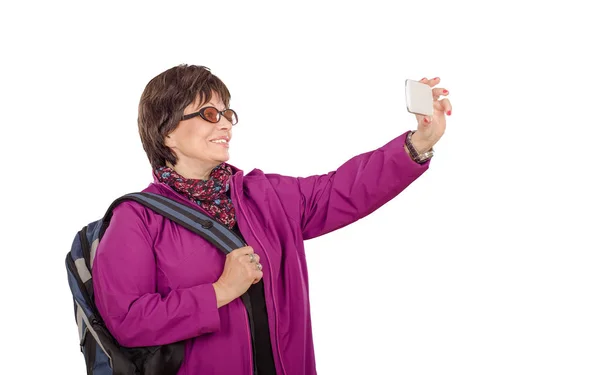 Viajando anciana disparando con teléfono móvil — Foto de Stock