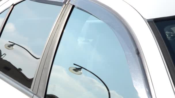Wybredny człowiek wspina się głową do samochodu — Wideo stockowe