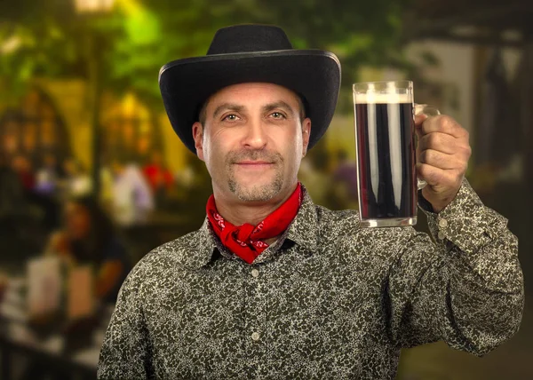 Cowboy brindar com cerveja forte no fundo do pub — Fotografia de Stock