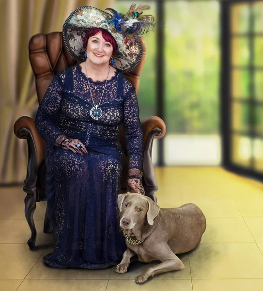 Gobelin kalapban pózol a kutya idősebb hölgy — Stock Fotó