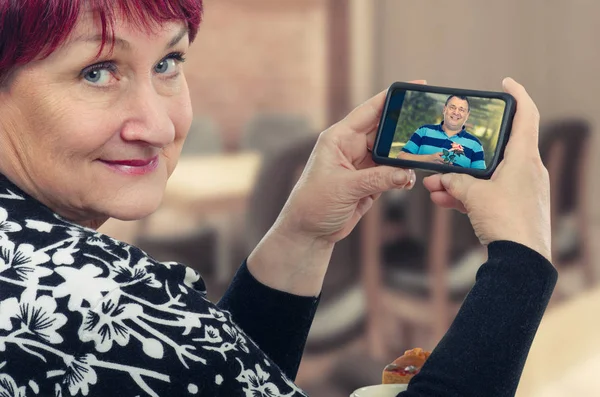 Rentnerin freut sich über Internet-Dating — Stockfoto