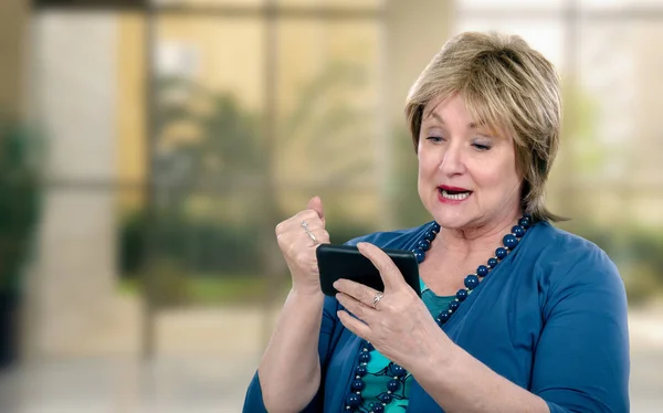 Fáradságos vezető nő van mobil videó chat — Stock Fotó