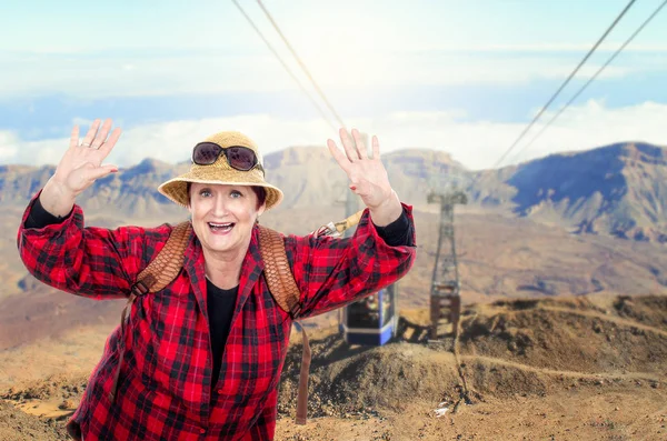 背包旅行乐趣山电缆背景的老女人 — 图库照片