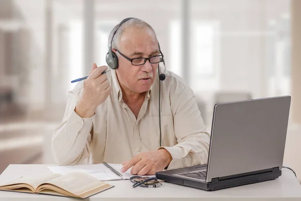 Privater männlicher Nachhilfelehrer arbeitet online — Stockfoto