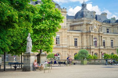 Lüksemburg Sarayı önünde oturan insanlar