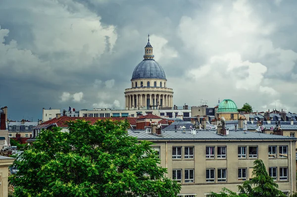 Cúpula de Paris Panteão sob céu chuvoso — Fotografia de Stock