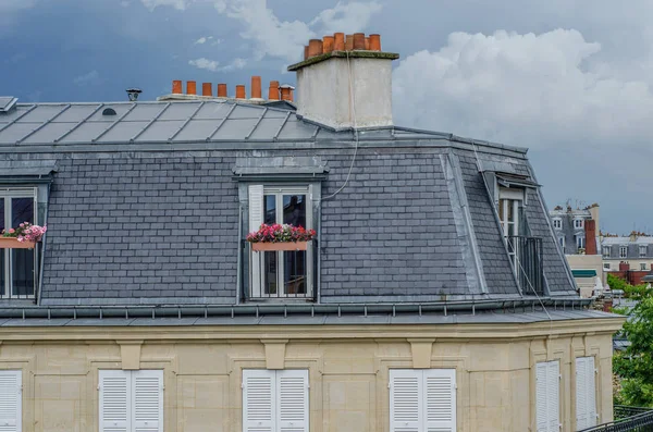 Blick auf die Fassade einer Pariser Dachgeschosswohnung — Stockfoto
