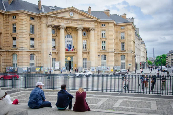 Persone sedute davanti all'arrondissement di Mairie du 5e — Foto Stock