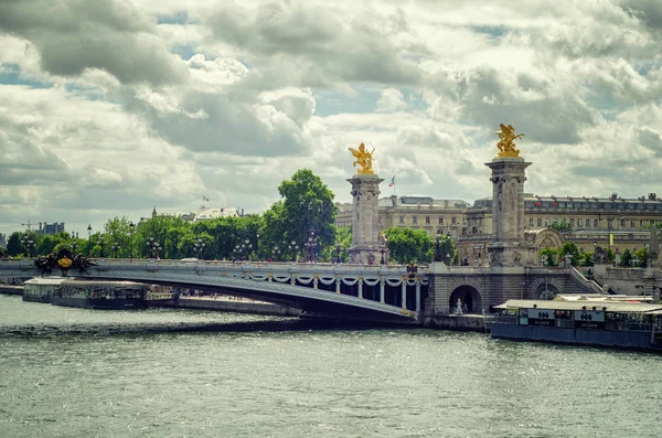 Köprü Alexandre III Pont des Invalides sayfasından görünümünü — Stok fotoğraf