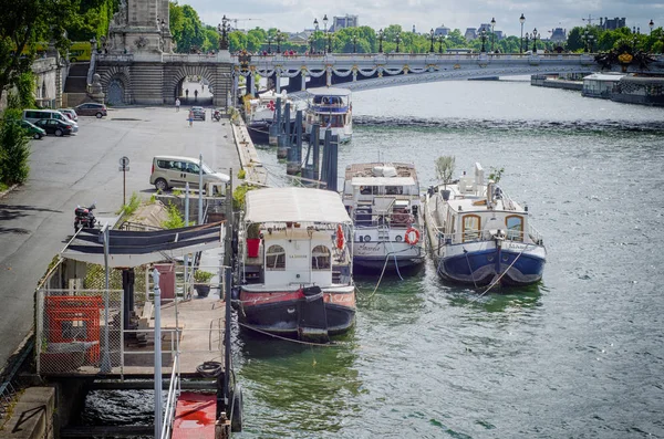 Fyra Paris husbåtar på floden Seine — Stockfoto