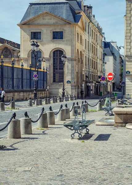 Pohled na dlážděných zpevněné místo Alphonse Laveran — Stock fotografie