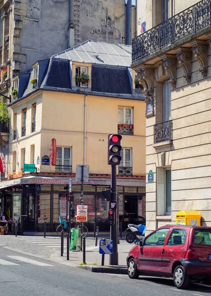 Béžové třípatrové roztomilý pařížská budova — Stock fotografie