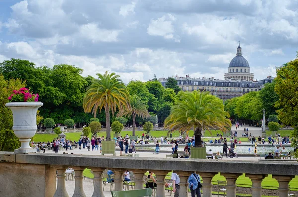 Mensen lopen in de tuinen van Luxemburg — Stockfoto