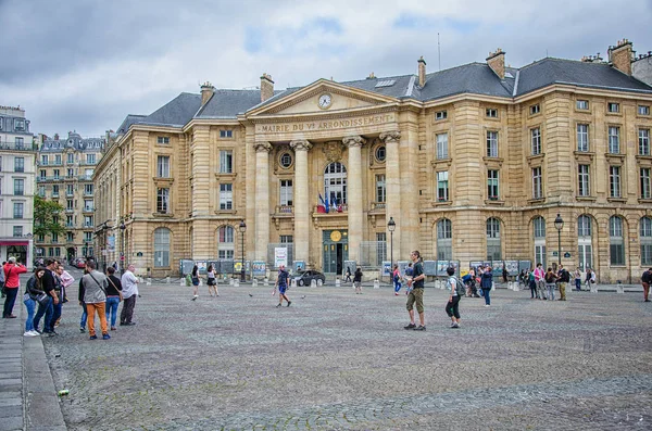 Geplaveide vierkant op de voorgrond van Mairie du 5e Arrondissement — Stockfoto