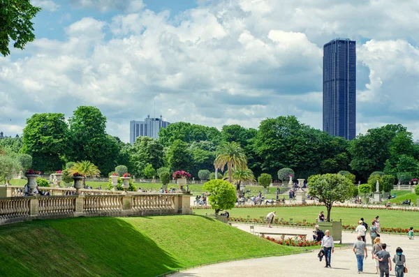 Vista della Torre Montparnasse dai giardini lussemburghesi — Foto Stock