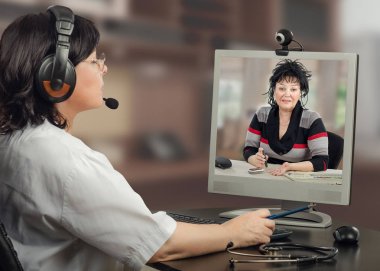 Teletıp doktor kan şekeri testi izlerken