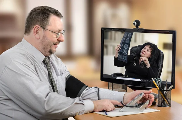 Businessman is pleased with telemedicine general practitioner — Stock Photo, Image