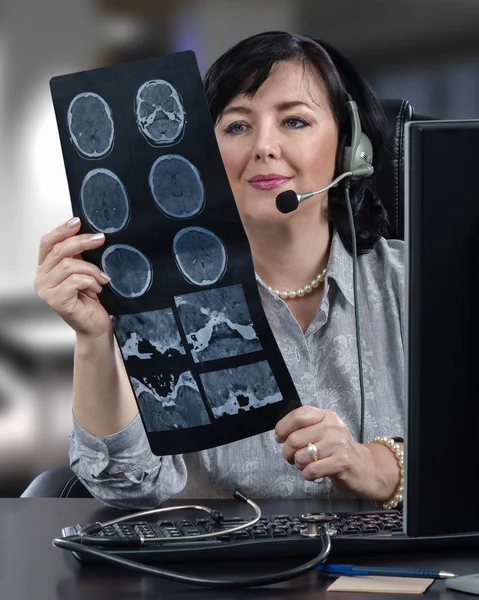 Telemedicine doctor in front of computer monitor — Stock Photo, Image