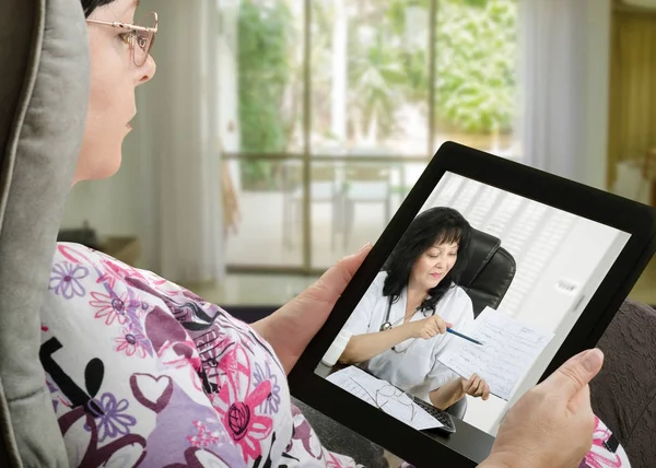 Mulher se comunica com médico de telemedicina por tablet digital — Fotografia de Stock