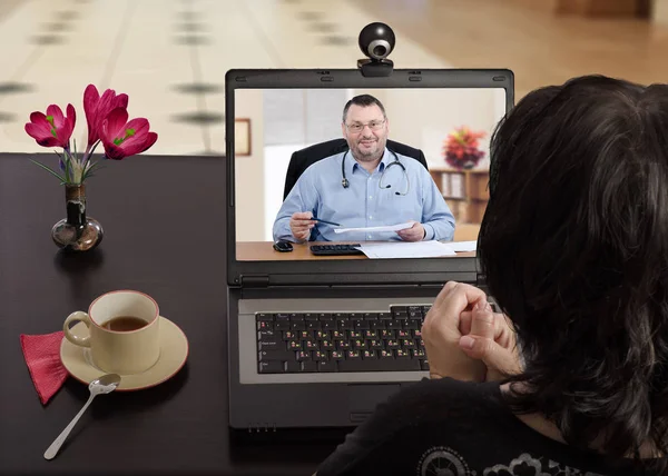 Anytime woman can contact her doctor via internet — Stock Photo, Image