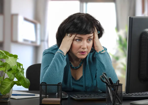 Frightened woman reads fake news — Stock Photo, Image