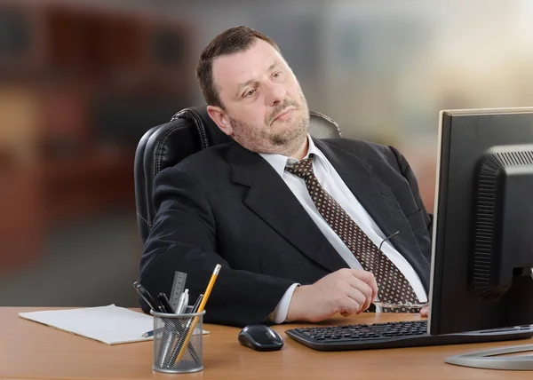 Hombre de negocios cansado mira a la computadora —  Fotos de Stock