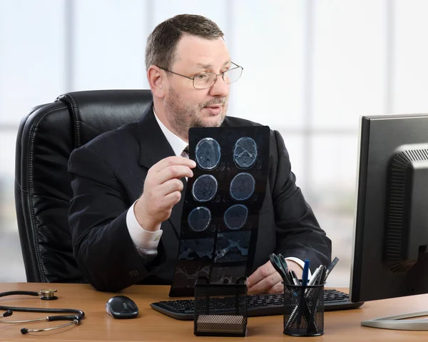Experienced doctor using video conferencing technology — Stock Photo, Image