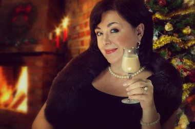 Kürk kadında bir tost Noel için yapar.