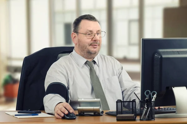 Man learns managing hypertension at workplace — Stock Photo, Image