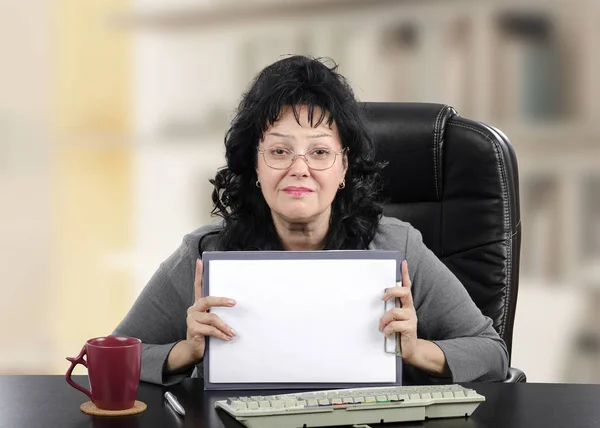 Mental health counselor with blank page — Stock Photo, Image