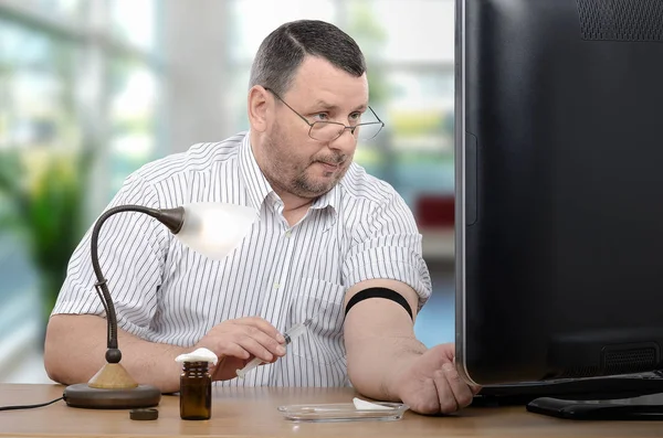 Online help with an intravenous injection — Stock Photo, Image