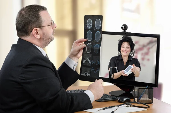 Videoconferencing with virtual doctor — Stock Photo, Image