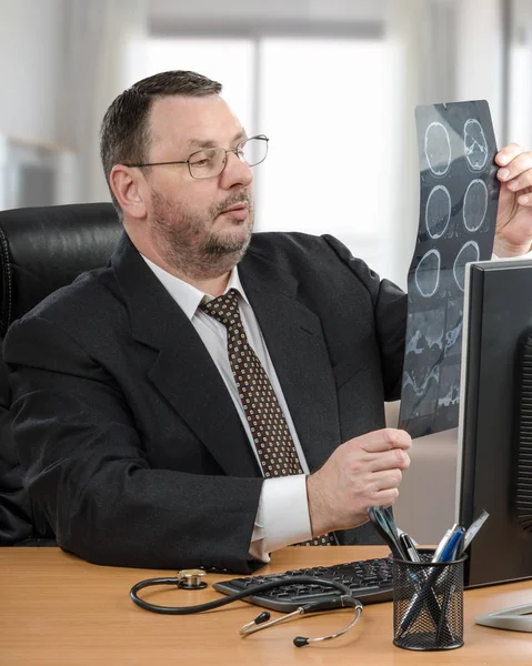 Virtual consultation using CT scan of the brain — Stock Photo, Image