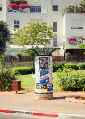 Reklam sütuna İbranice posterler