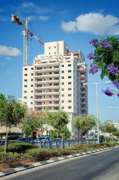 Bijna gebouwd condominium in Rishon Lezion — Stockfoto