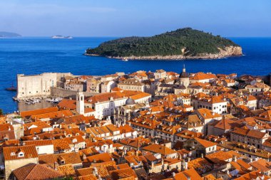 Hırvatistan 'ın Dubrovnik kentinin duvarından Lokrum Adası manzarası
