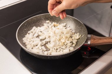Bolognese makarnası için adım adım bir tarif. Adım 09.