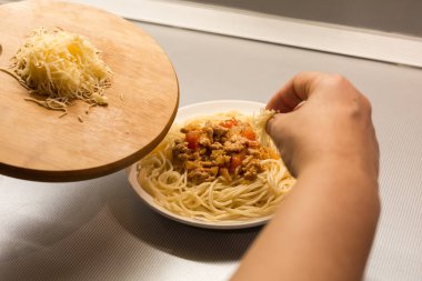 Bolognese makarnası için adım adım bir tarif. Adım 24.