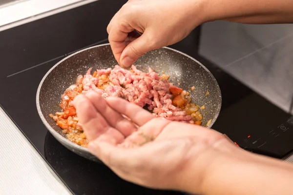 A step-by-step recipe for self-cooking pasta Bolognese. Step 18.