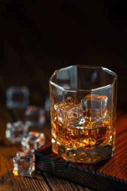 viski bardağına buz ile