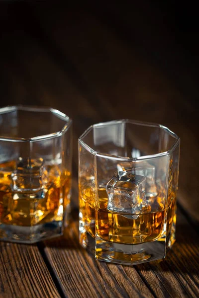 Whisky in bicchiere con ghiaccio — Foto Stock