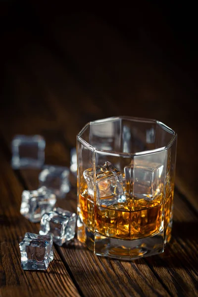 Whisky in bicchiere con ghiaccio — Foto Stock