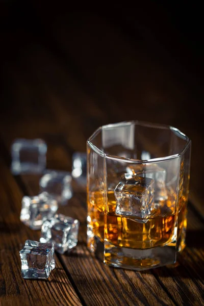 Віскі в склянці з льодом — стокове фото