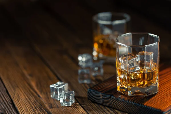 Whiskey in glas met ijs — Stockfoto